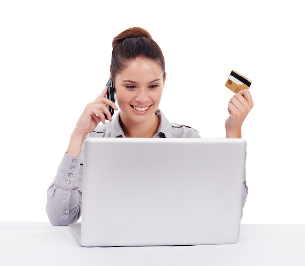 Cartão de crédito de compras on-line e uma mulher com um laptop e telefonema isolado no fundo branco Empregada corporativa feliz lendo e-mail comprando produtos na web e falando no celular