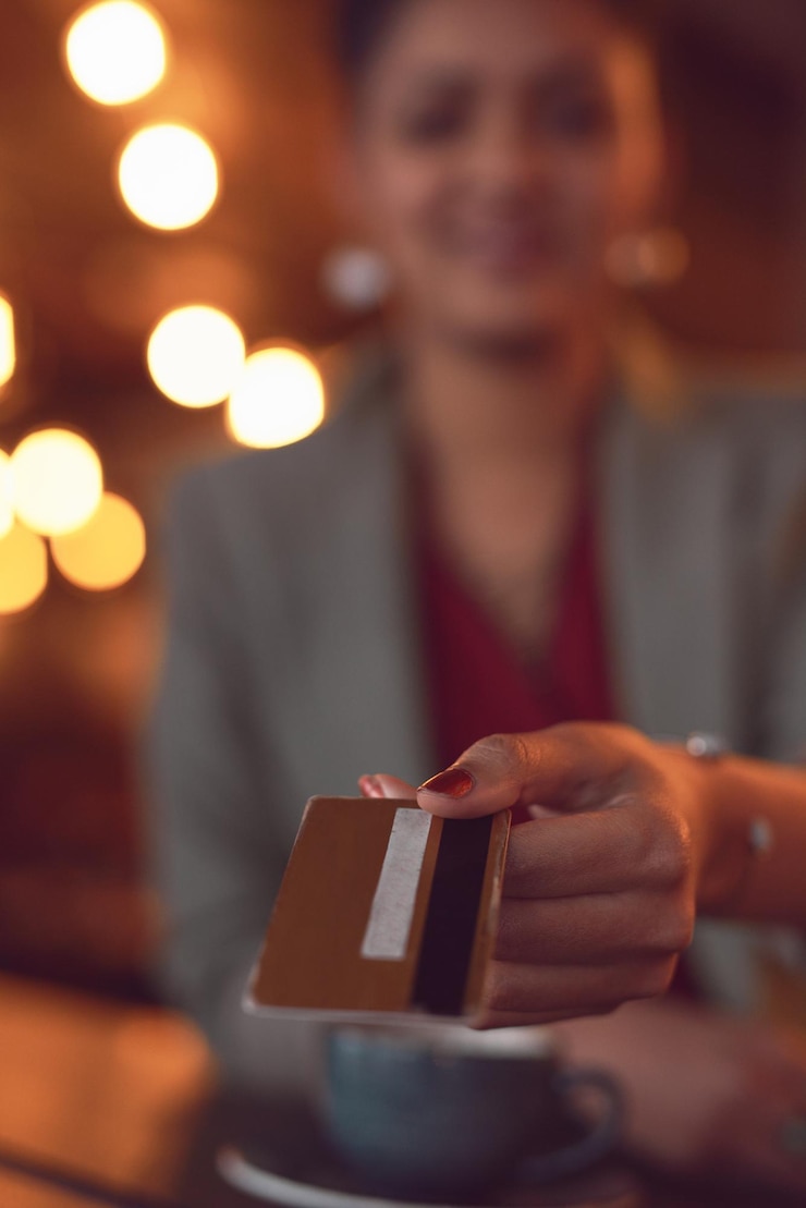 Foto cartão de crédito de mão e mulher pagando café em café para serviço de hospitalidade com pos sem papel checkout barista e pessoa feminina com pagamento de cappuccino espresso ou latte em restaurante