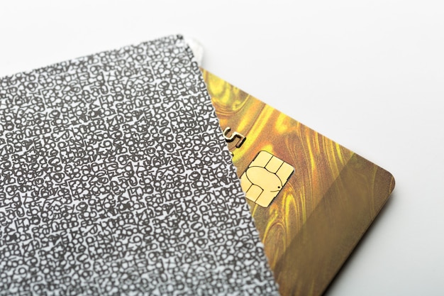 Cartão de crédito dourado no envelope em uma mesa branca