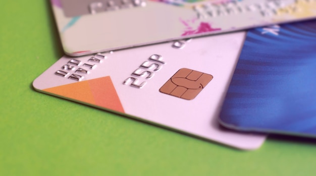 Cartão de crédito macro com um close-up de chip. Foco seletivo. Para uso financeiro, para compra e venda ou uso comercial.