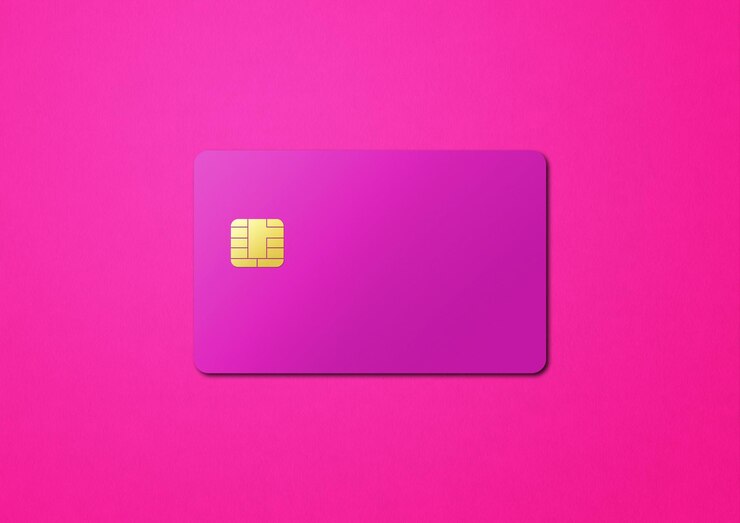 Foto cartão de crédito rosa em um fundo colorido