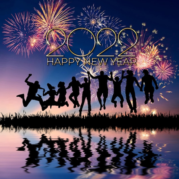 Cartão de cumprimentos do feriado de ano novo de 2022 com fogos de artifício no céu e texto tipográfico