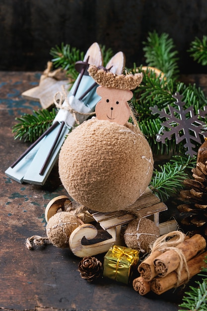 Cartão de decoração de natal com brinquedos e árvore