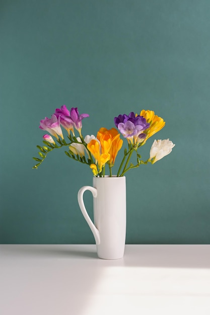 Cartão de dia das mães com lindas flores de frésia