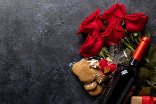 Cartão de dia dos namorados com biscoitos de garrafa de vinho e flores rosas