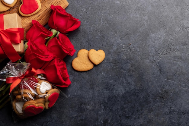 Cartão de dia dos namorados com biscoitos e flores rosas