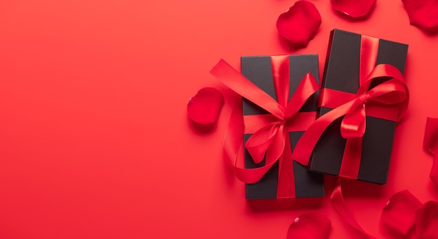 Cartão de dia dos namorados com caixas de presente e pétalas de rosa