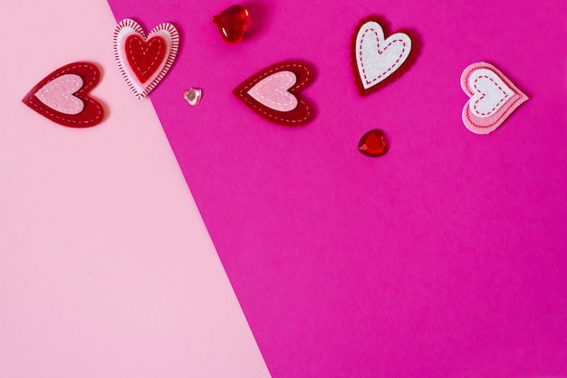 Cartão de dia dos namorados com cópia de espaço. Uma variedade de corações em fundo rosa e roxo