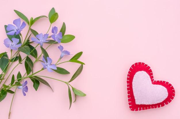 Cartão de dia dos namorados com espaço de cópia, coração e sinos de flores em fundo rosa