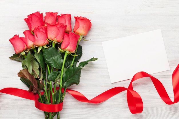 Cartão de dia dos namorados com rosas vermelhas