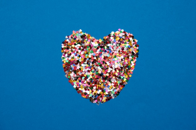 Cartão de dia dos namorados na cor azul na moda - coração feito de confete