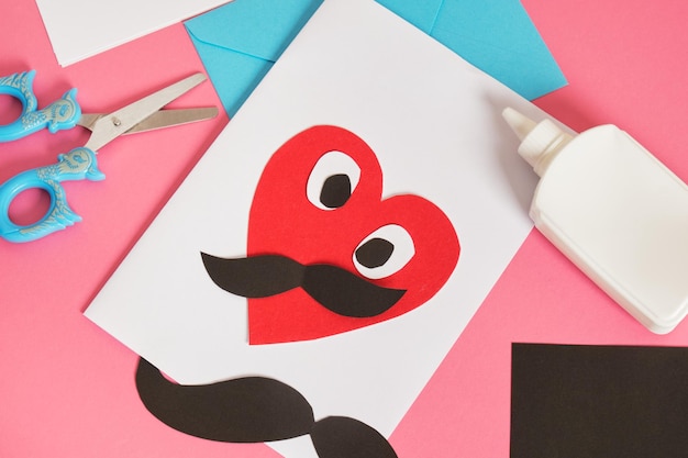 Cartão de dia dos pais doityyourself coração de papel vermelho com cartão de bigode para pai ou avô
