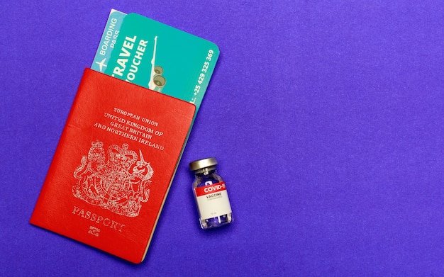 Foto cartão de embarque de voo, passaporte vermelho, visa ao lado do vidro de vacina covid-19 recomendado pelo mundo para viajantes globais e estrangeiros para se qualificarem como permissão de prevenção de surto de doenças a bordo.