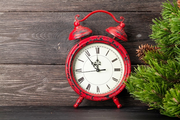Cartão de felicitações de Natal com árvore de abeto relógio despertador vintage e espaço para as suas felicitações de Natal