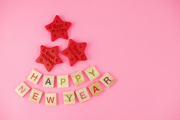 Foto cartão de feliz ano novo. letras de scrabble, massa para brincar e plasticina.