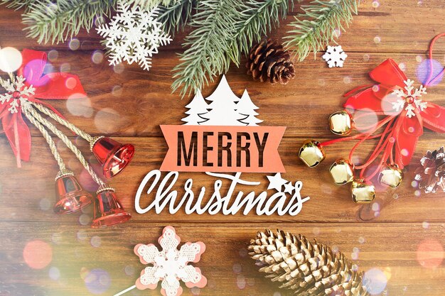 Cartão de feliz natal. Conceito de Natal, presentes de ano novo. Copie o espaço emoldurado por galhos de árvores de Natal, decorações, doces.