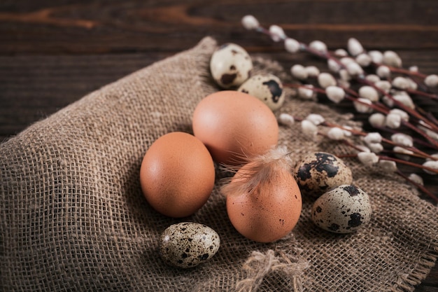 Cartão de feliz páscoa com ovos de cor natural