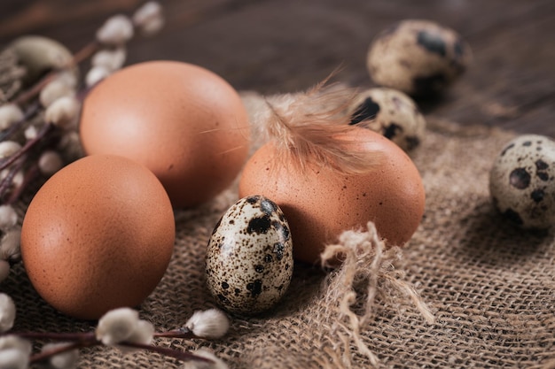 Cartão de feliz páscoa com ovos de cor natural