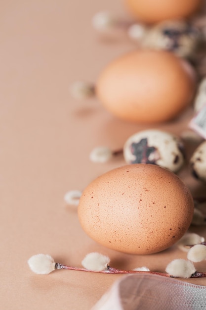 Cartão de feliz páscoa com ovos e penas de cor natural