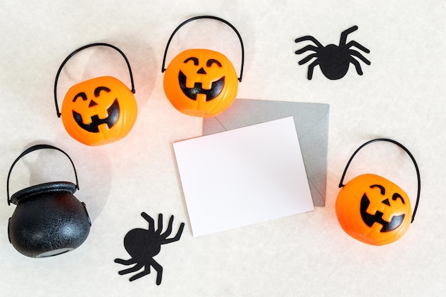 Cartão de halloween branco em branco com maquete de convite de banner de abóboras e aranhas