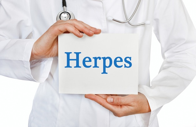 Cartão de herpes nas mãos do médico