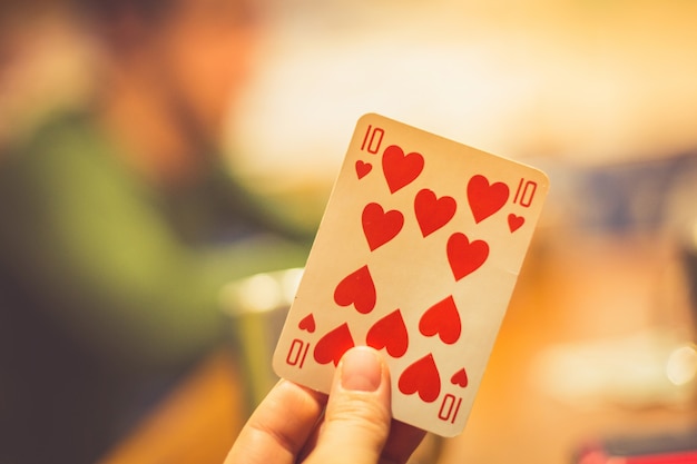 Cartão de jogo nas mãos de uma mulher