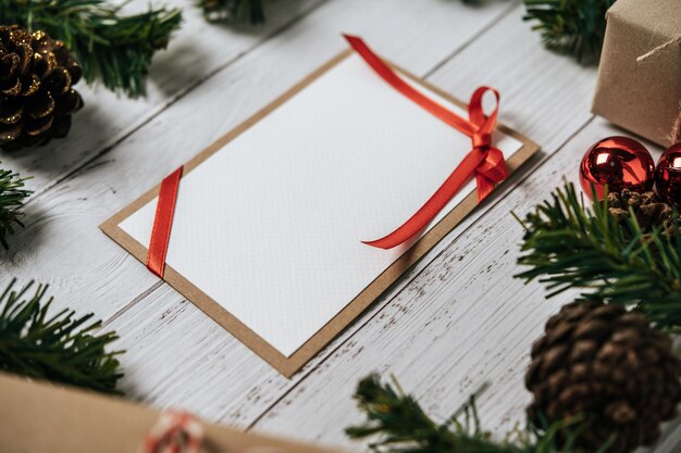Cartão de maquete com cartão de convite com loja de presentes usado para decorar o Natal em fundo branco