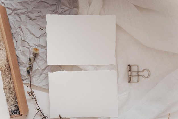 Cartão de maquete de convite boho de casamento Folha branca de papel com estilo Foto Premium