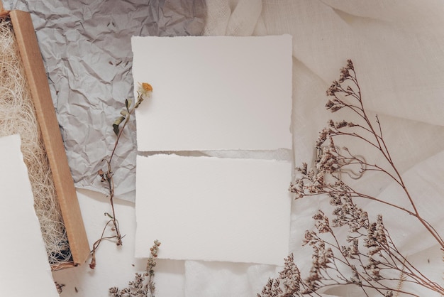 Cartão de maquete de convite boho de casamento Folha branca de papel com estilo Foto Premium