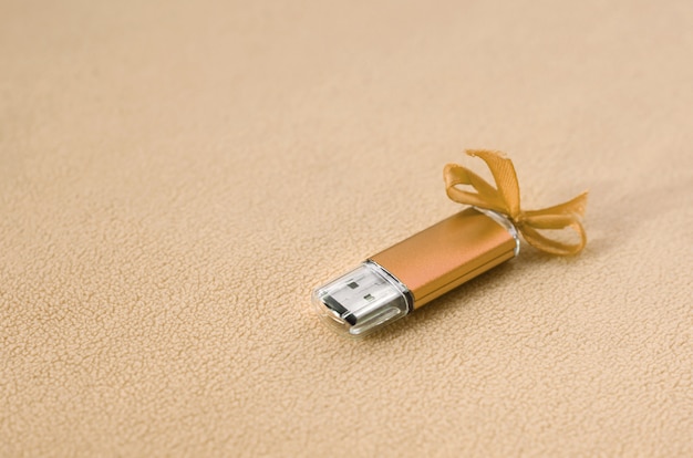 Cartão de memória flash usb laranja com um arco