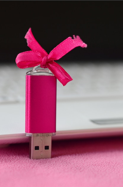 Cartão de memória flash usb rosa brilhante com um laço rosa