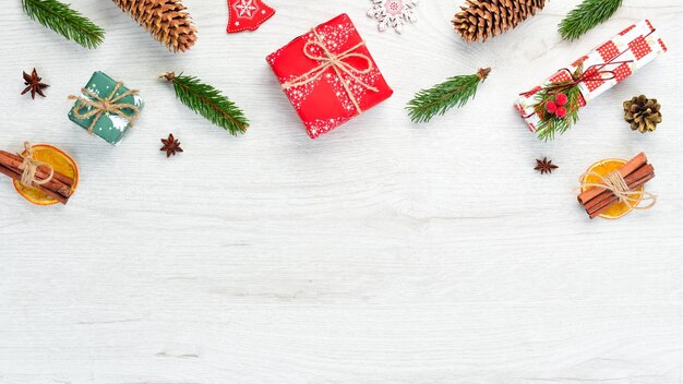 Cartão de natal caixas de presente árvore de natal e decorações de natal em um fundo branco vista superior