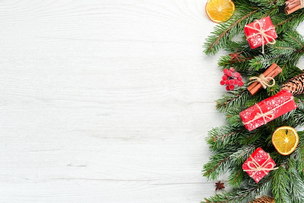 Cartão de Natal Caixas de presente Árvore de Natal e decorações de Natal em um fundo branco Vista superior