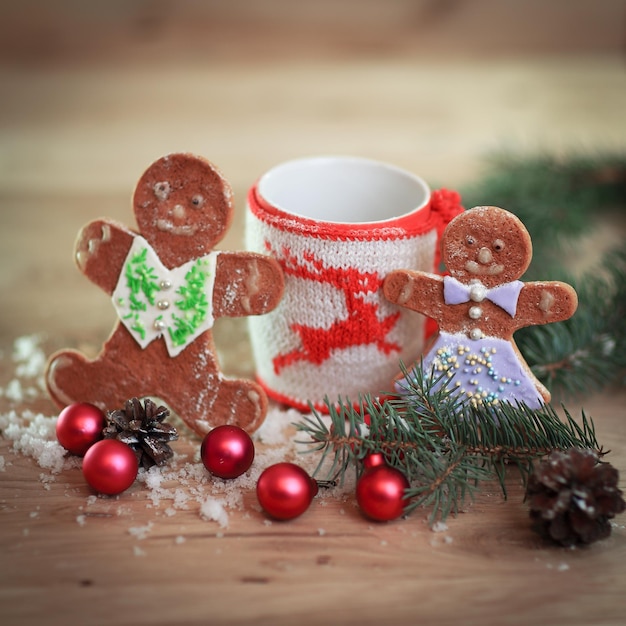 Cartão de natal caneca de natal e homens de gengibre