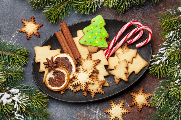 Cartão de Natal com abeto e biscoitos de gengibre