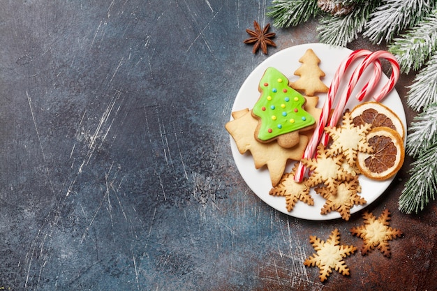 Cartão de Natal com abeto e biscoitos de gengibre