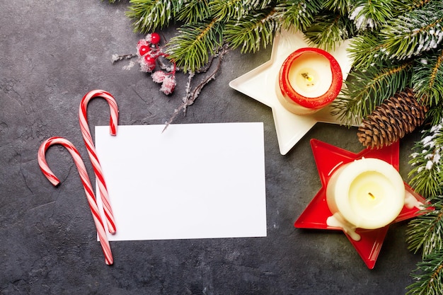 Cartão de Natal com abeto e velas