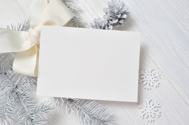 Cartão de Natal com árvore branca e cone