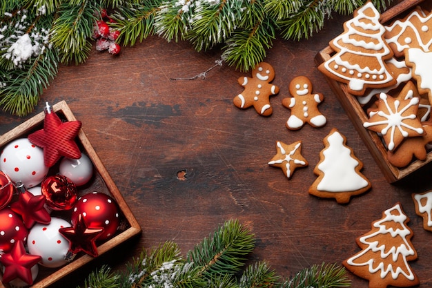 Cartão de natal com biscoitos de gengibre e decoração