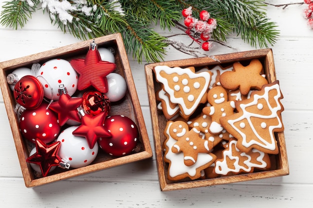 Cartão de natal com biscoitos de gengibre e decoração