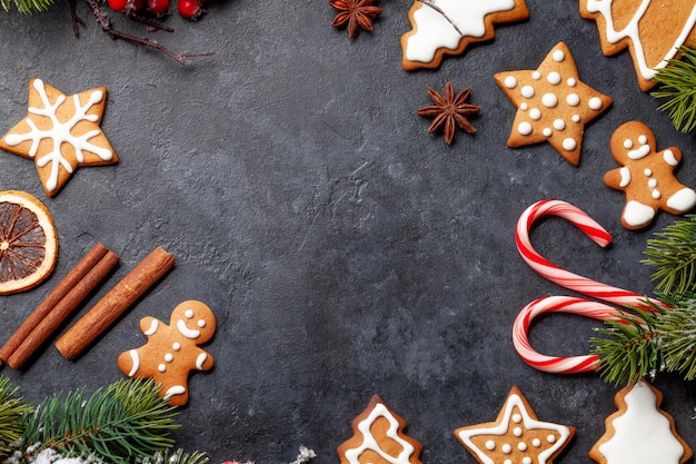 Cartão de natal com biscoitos de gengibre e especiarias