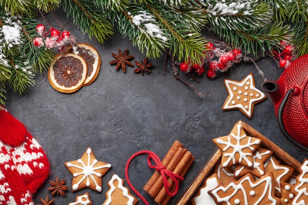 Cartão de natal com chá de biscoitos de gengibre e abeto