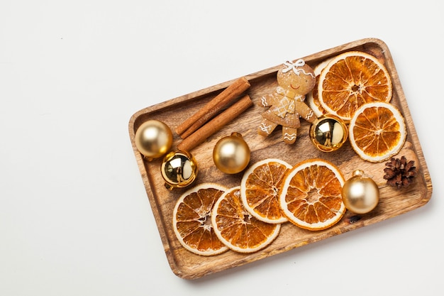 Cartão de Natal com fatias de laranja secas de canela do boneco de gengibre e espaço de cópia de brinquedos de Natal