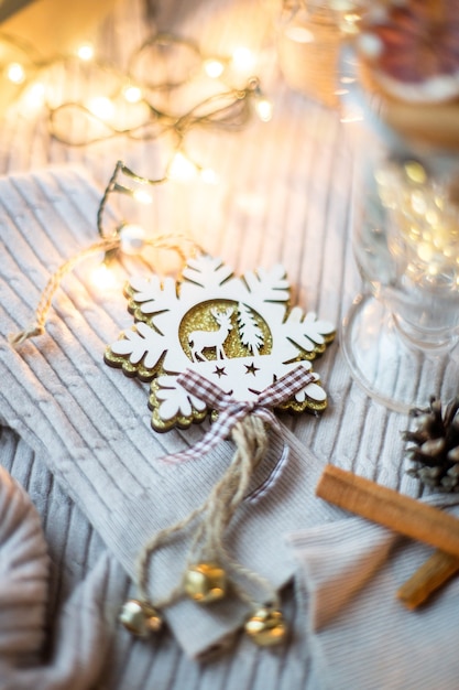 Cartão de Natal com luz de Natal Copo com foco suave com luzes de fundo de Natal e Ano Novo