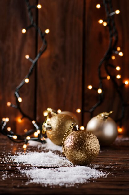 Cartão de Natal com neve e bolas