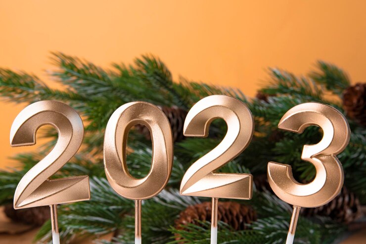 Foto cartão de natal com velas 2023 close-up com abeto de natal e decoração