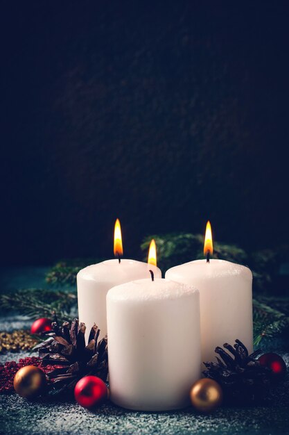 Cartão de Natal com velas acesas e decorações.