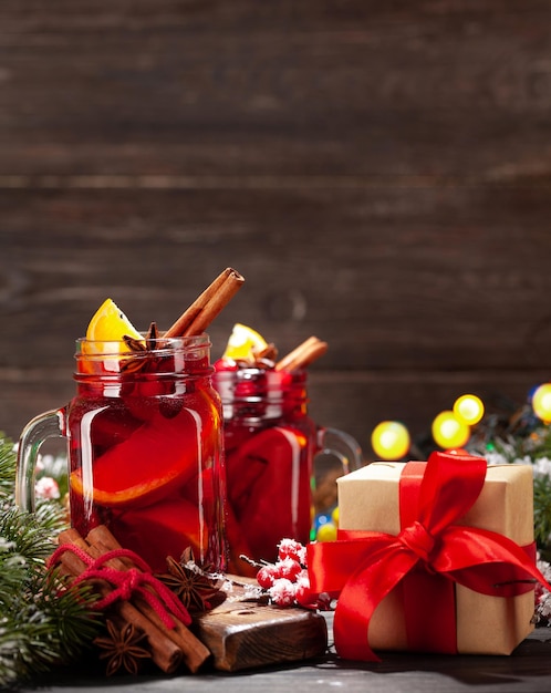 Cartão de natal com vinho quente e árvore de natal com espaço para suas saudações