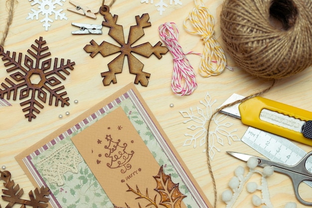 Cartão de natal de fundo de scrapbook e ferramentas com decoração xA