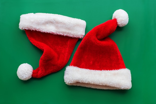 Cartão de Natal dois vermelho branco chapéu de Papai Noel verde